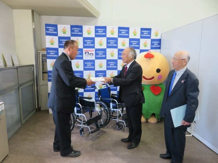 山田様、荻野様から車椅子のご寄付をいただきました。